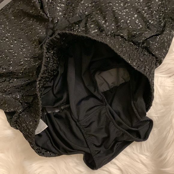 ZYIA Black Bubbles Hi-Rise Bomber Shorts Medium Water Droplets - Picture 16 of 16